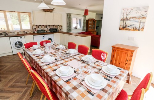Robeston Wathen Cabaña | 1 THE WARREN, pet friendly, country holiday cottage in Narberth