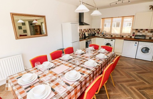 Robeston Wathen Cabaña | 1 THE WARREN, pet friendly, country holiday cottage in Narberth
