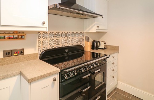 Milton Combe Cabaña | 1 WOODSIDE COTTAGES, pet friendly, with open fire in Yelverton