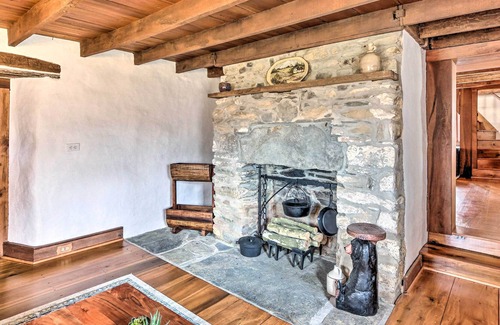 Purcellville Cabina | 10-Acre Sanctuary w/ Hot Tub, Fire Pit & View