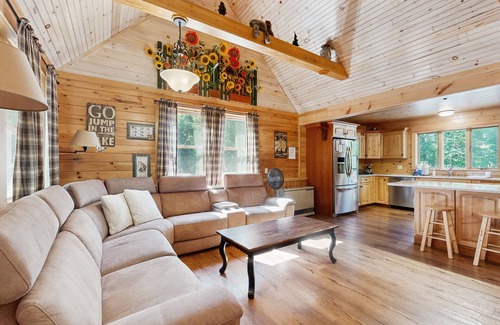 Greenville Casa | 10-acre waterfront hideaway with kayak, private dock on Prong Pond & firepit