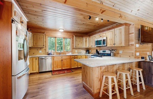 Greenville Casa | 10-acre waterfront hideaway with kayak, private dock on Prong Pond & firepit