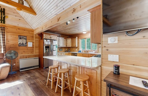 Greenville Casa | 10-acre waterfront hideaway with kayak, private dock on Prong Pond & firepit