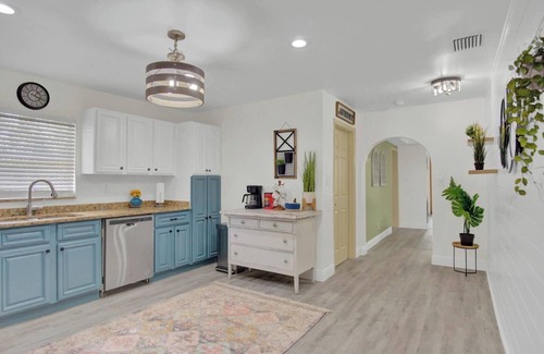 Tampa Heights Casa | 10 beds! Large home for groups & multiple families! PETS OK!
