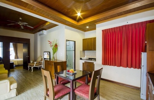 Jomtien Casa | Villa de 10 dormitorios en Pratamnak con piscina