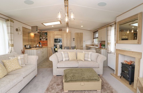 Berwick-upon-Tweed Cabaña | 10 CHEVIOT VIEW, pet friendly, character holiday cottage in Lowick