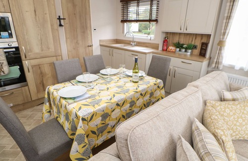 Berwick-upon-Tweed Cabaña | 10 CHEVIOT VIEW, pet friendly, character holiday cottage in Lowick