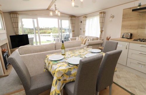 Berwick-upon-Tweed Cabaña | 10 CHEVIOT VIEW, pet friendly, character holiday cottage in Lowick