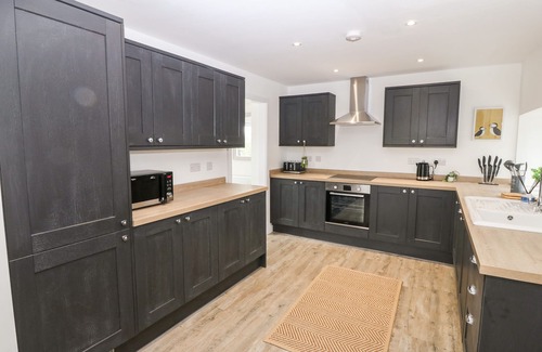 Holyhead Cabaña | 10 CLEIFIOG FAWR, family friendly, luxury holiday cottage in Valley