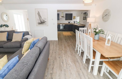Holyhead Cabaña | 10 CLEIFIOG FAWR, family friendly, luxury holiday cottage in Valley