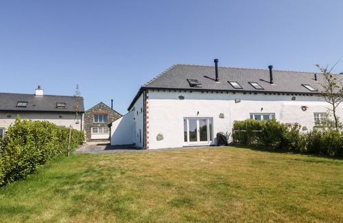 Holyhead Cabaña | 10 CLEIFIOG FAWR, family friendly, luxury holiday cottage in Valley