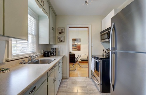 Barrie Apartamento | 10% Flash Sale! Bright & Airy Apartment: Lovely Backyard & Off Street Parking!