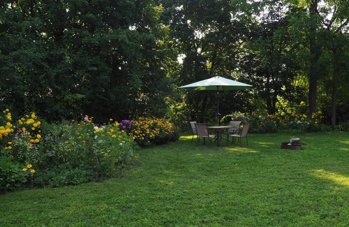 Barrie Apartamento | 10% Flash Sale! Bright & Airy Apartment: Lovely Backyard & Off Street Parking!