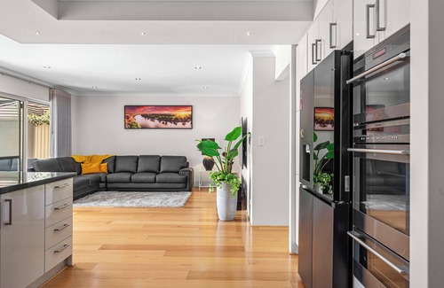 Maylands Casa | 10 Majestic Maylands 4BR Walk to River!