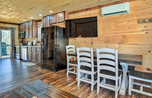 Trenton Cabina | 10 Mi to Drive-In: Lakefront Trenton Cabin!
