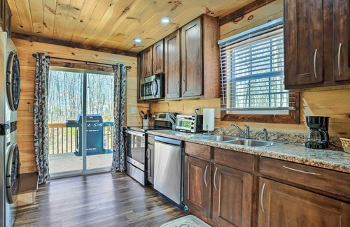 Trenton Cabina | 10 Mi to Drive-In: Lakefront Trenton Cabin!