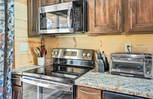 Trenton Cabina | 10 Mi to Drive-In: Lakefront Trenton Cabin!
