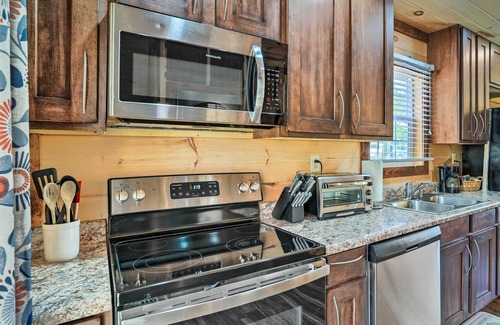 Trenton Cabina | 10 Mi to Drive-In: Lakefront Trenton Cabin!
