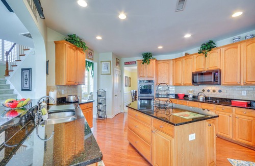 Jamestown Casa | 10 Mi to Dtwn Greensboro: Family Gem w/ Yard