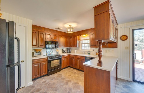 Leola Casa | 10 Mi to Dtwn Lancaster: Charming Home w/ Yard!
