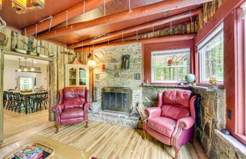 Normalville Casa | 10 Mi to Mtn Resort Normalville Cabin with Balcony!