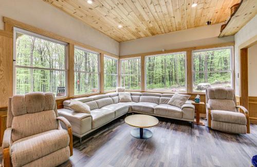 Normalville Casa | 10 Mi to Mtn Resort Normalville Cabin with Balcony!