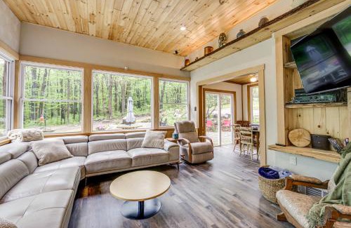 Normalville Casa | 10 Mi to Mtn Resort Normalville Cabin with Balcony!
