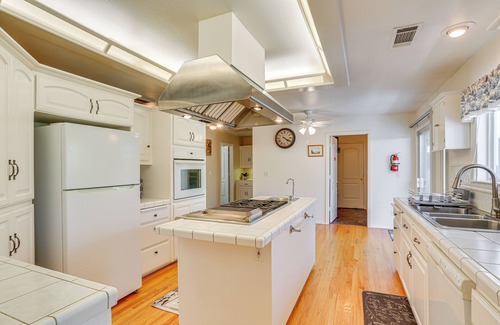 Happy Valley Casa | 10 Mi to Redding: Serene Escape w/ Spacious Yard!