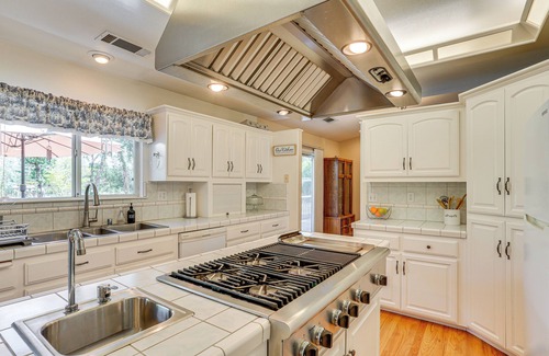 Happy Valley Casa | 10 Mi to Redding: Serene Escape w/ Spacious Yard!