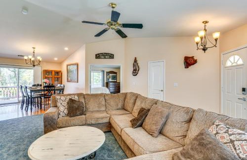 Happy Valley Casa | 10 Mi to Redding Serene Escape with Spacious Yard!