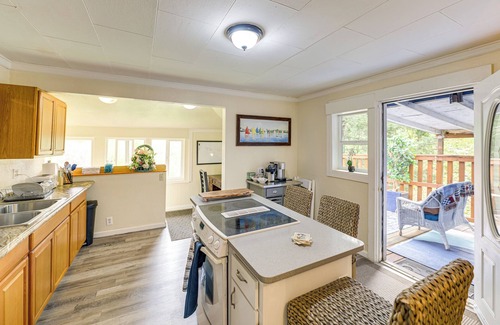 Toledo Casa | 10 Mi to South Beach & Newport: Home w/ Deck!