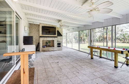 Country Club Estates Casa | 10 Mi to St Simons Island: Home w/ Screened Porch