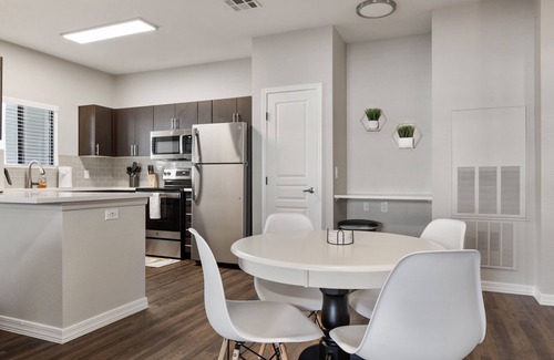 Deer Valley Apartamento | 10 Miles TSCM w/ pool and gym