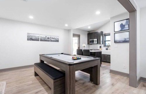 Woodbine Casa | 10 min from Broadway/Airport!
