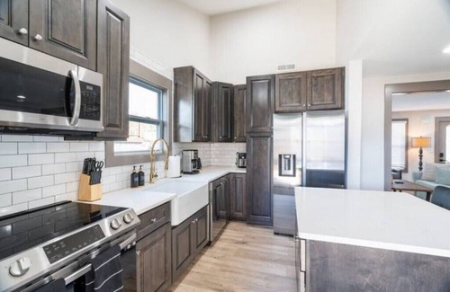 Woodbine Casa | 10 min from Broadway/Airport!