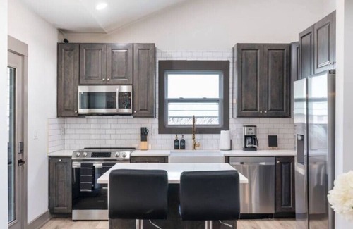 Woodbine Casa | 10 min from Broadway/Airport!