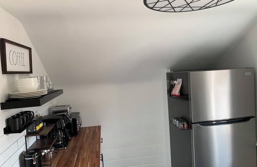 South Euclid Casa | 10 min from Clev Clinic 1 bedroom, full bath in S. Euclid upper level of duplex