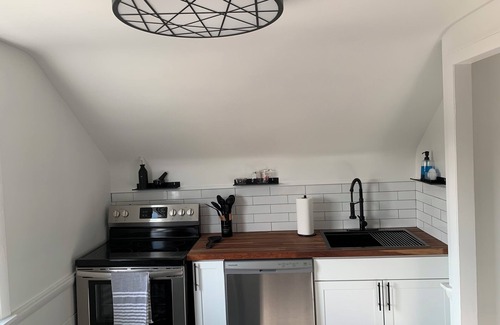 South Euclid Casa | 10 min from Clev Clinic 1 bedroom, full bath in S. Euclid upper level of duplex