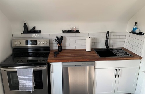 South Euclid Casa | 10 min from Clev Clinic 1 bedroom, full bath in S. Euclid upper level of duplex