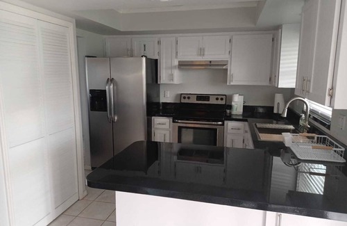 Englewood East Casa | 10 min. from the beach, pet-friendly, fenced yard.