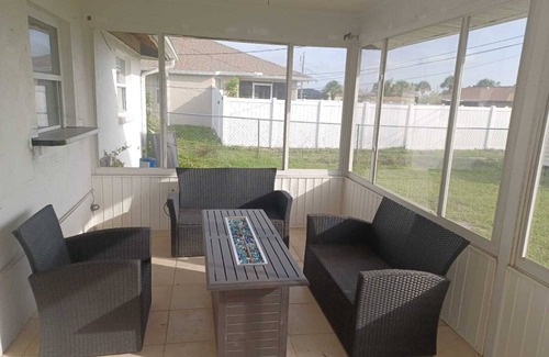 Englewood East Casa | 10 min. from the beach, pet-friendly, fenced yard.