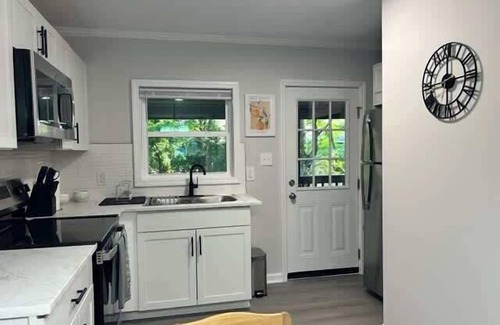 Southwest Raleigh Casa | 10 Min to Downtown | Desk | Fenced Yard | Wi-Fi