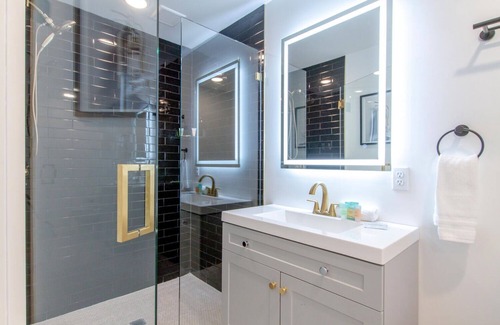Woodbine Casa | 10 Min to Downtown- Large Patio- Basketball Game