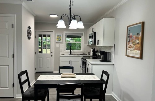Southwest Raleigh Casa | 10 Min to Downtown | Smart TVs | Fast Wi-Fi