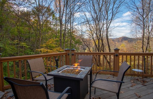 Cullowhee Cabina | 10 min. to WCU, New Hot Tub, Massive Private Deck!