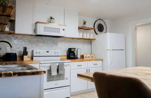 Laconia Casa | 10 Min Walk to Lake + HOT TUB