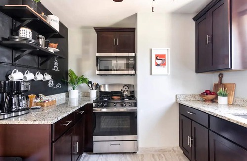 Warren Casa | 10 mins away from Downtown Detroit Cozy Bespoke Home 6BDs Washer Dryer Smart TV