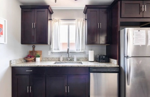 Warren Casa | 10 mins away from Downtown Detroit Cozy Bespoke Home 6BDs Washer Dryer Smart TV