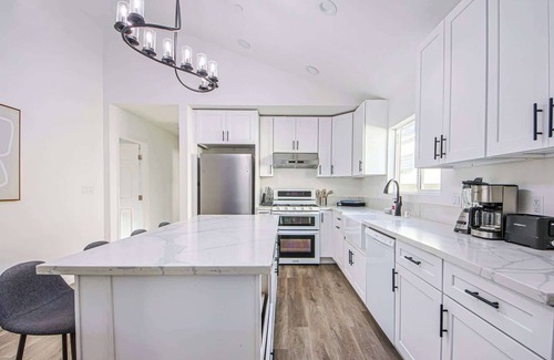 Clarkdale Casa | Charming 3B Home 10 mins to Venice Beach