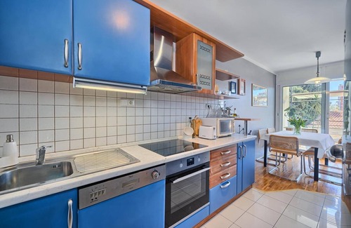 Znjan Apartamento | 10 minute walk to beautiful Žnjan beaches! Old town of Split 3 buss statins away